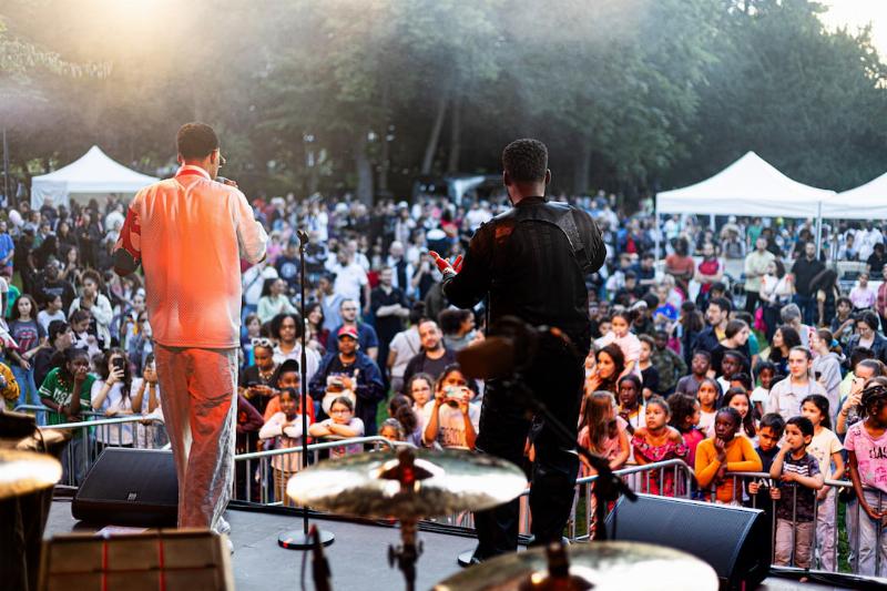 Illustration de l’hybridation des sonorités urbaines et R&B dans la pop française